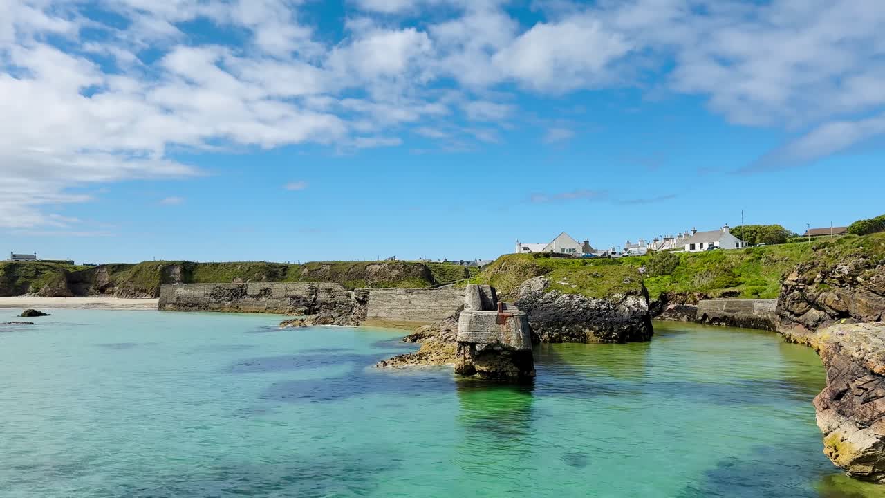 Movimento delle nuvole estive sul mare al porto di Ness Harbour, che cattura il clima naturale delle Ebridi e le condizioni costiere calme nelle Ebridi Esterne