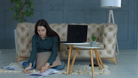 mujer de negocios reflexiva que trabaja en una oficina en casa