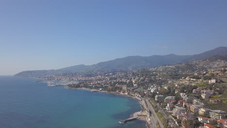 vista aérea de la costa de sanremo o san remo en liguria