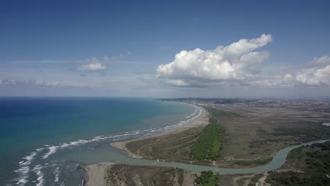 Video-De-Drones-De-La-Desembocadura-Del-Río-Shkumbin,-Albania,-En-El-Parque-Natural-Divjake-Karavasta