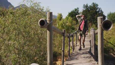 hombre caucásico caminando en la naturaleza