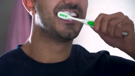 hombre cepillándose los dientes