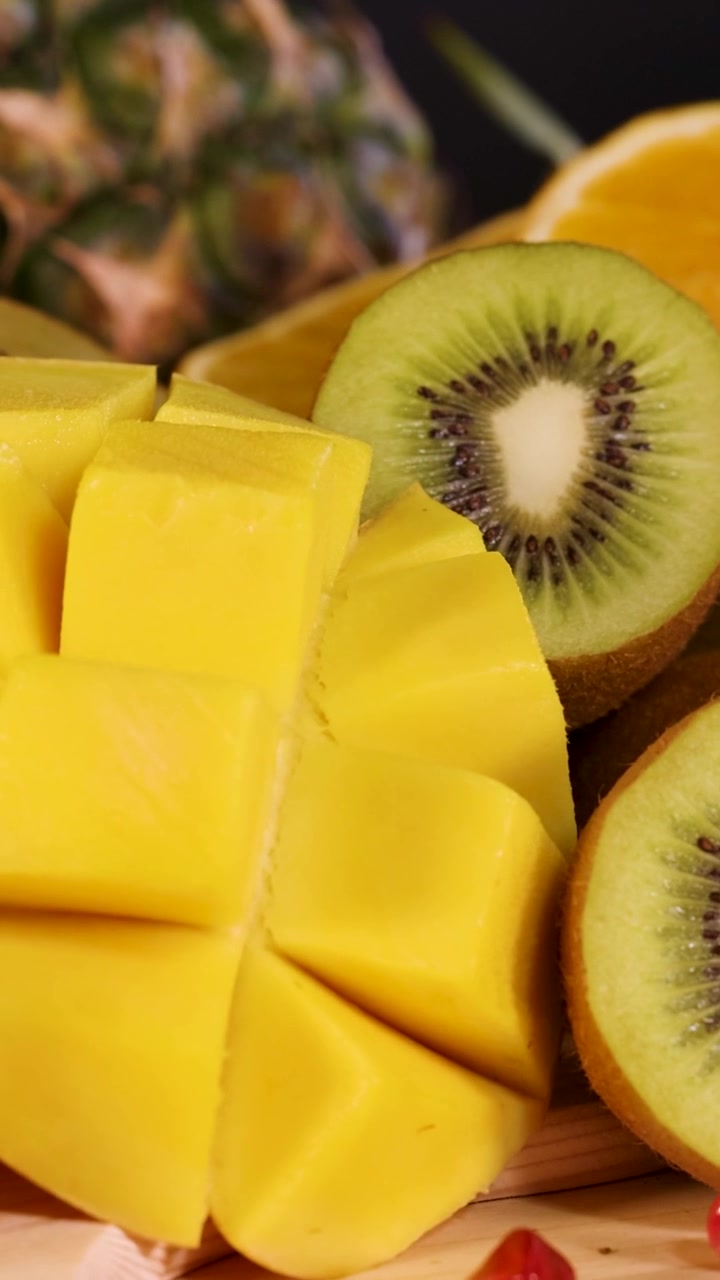 Un vivace assortimento di frutta fresca a fette