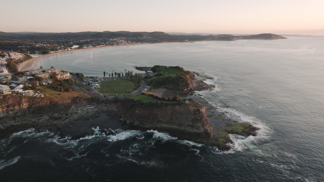 테리갈, 뉴사우스웨일즈, 호주 스킬리언의 절벽과 해안선에서 일출 드론 샷