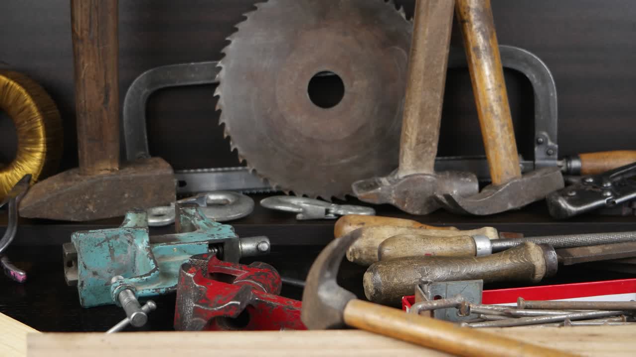 여러 가지 오래된 도구 들 이 나무 랙 에 놓여 있다