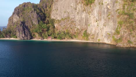 Isla-Tropical-Aislada-Y-Playa-Inaccesible