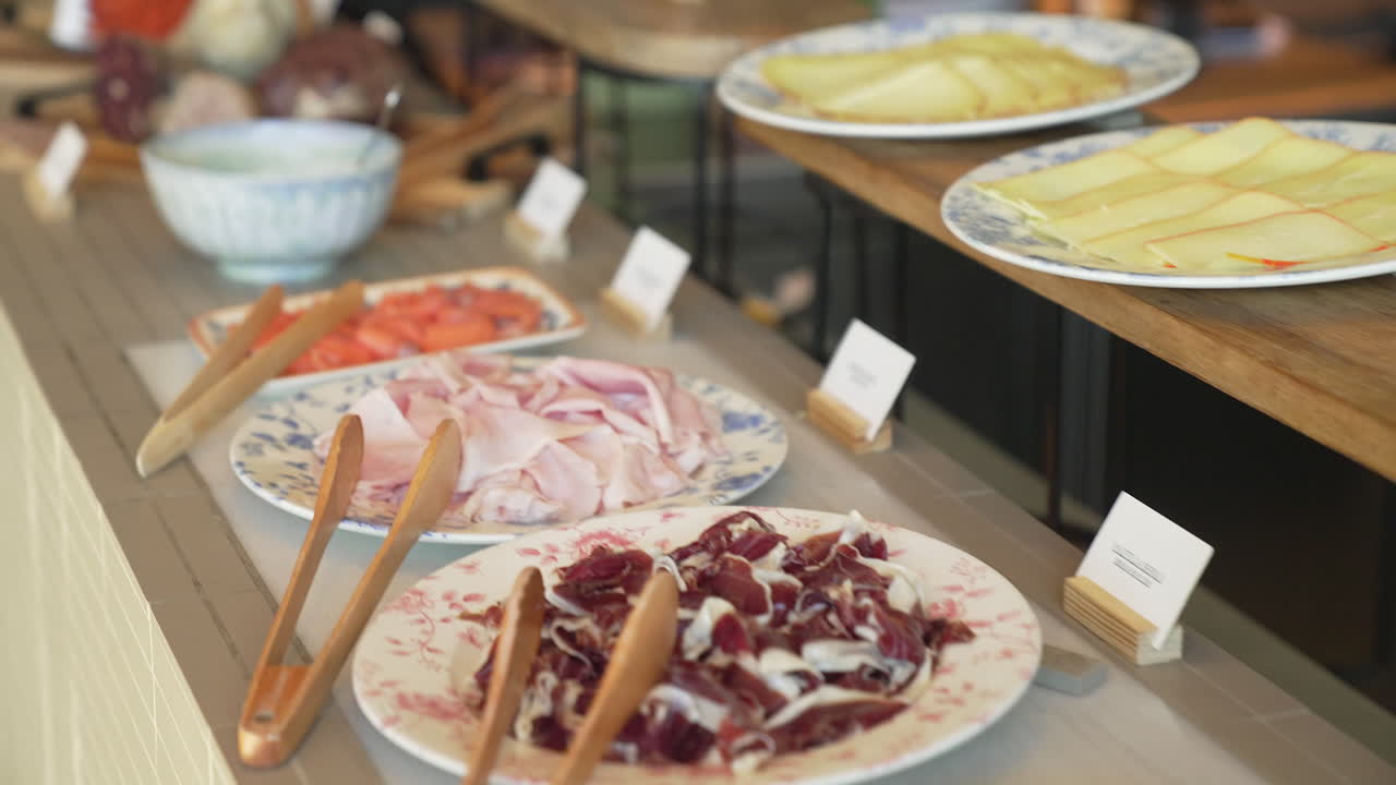 맛있는 고기, 치즈, 그리고 매운 음식으로 가득 찬 테이블과 함께 아침 브런치