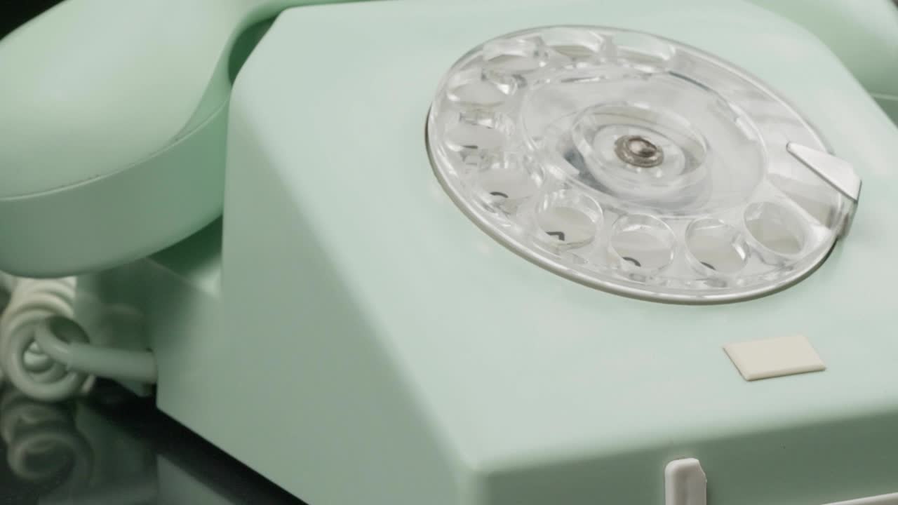 오래된 전화. 아날로그 통신 장치. 파노라마. 느린 동작.