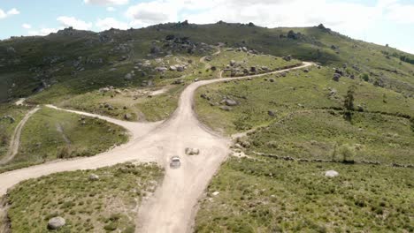 toyota jeep conduce a través del increíble paisaje en las montañas de portugal cinemática con drones 4k