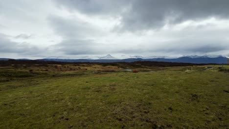 Green-Countryside-Land-with-River-in-Vast-Iceland-Wilderness,-Aerial-Flight