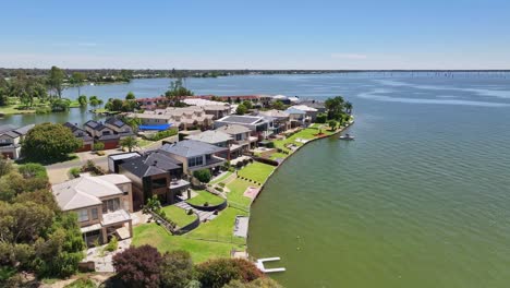 Antena-Elevándose-Y-Revelando-Las-Casas-Y-Apartamentos-De-Lujo-En-La-Orilla-Del-Lago-Mulwala,-Nueva-Gales-Del-Sur,-Australia.