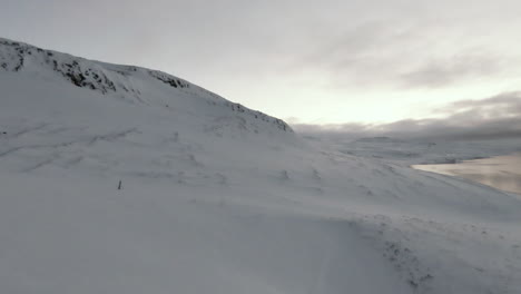 Fpv-Dolly-Adelante-Sobre-Montañas-Nevadas-En-Invierno,-Islandia