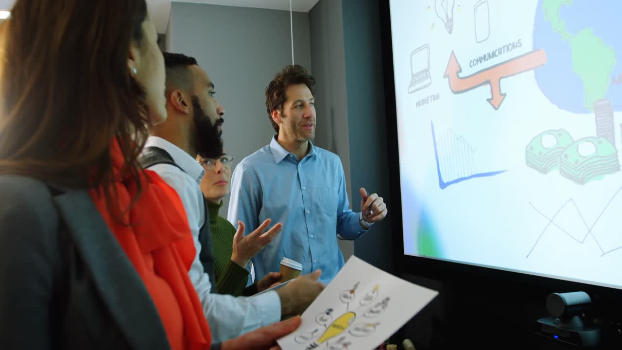 ejecutivos interactuando entre sí en la sala de conferencias 4k