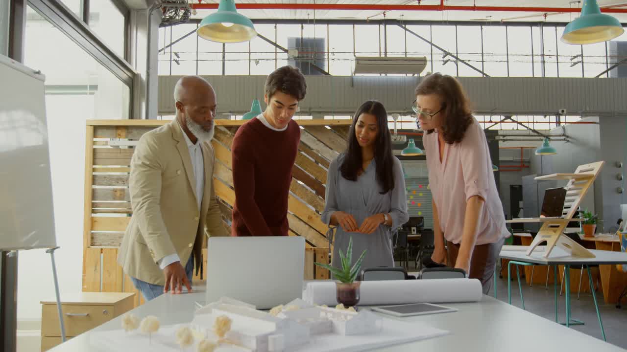 ejecutivos discutiendo sobre la computadora portátil en la mesa 4k