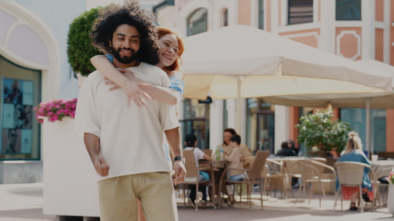 Una coppia felice che si abbraccia all'aperto