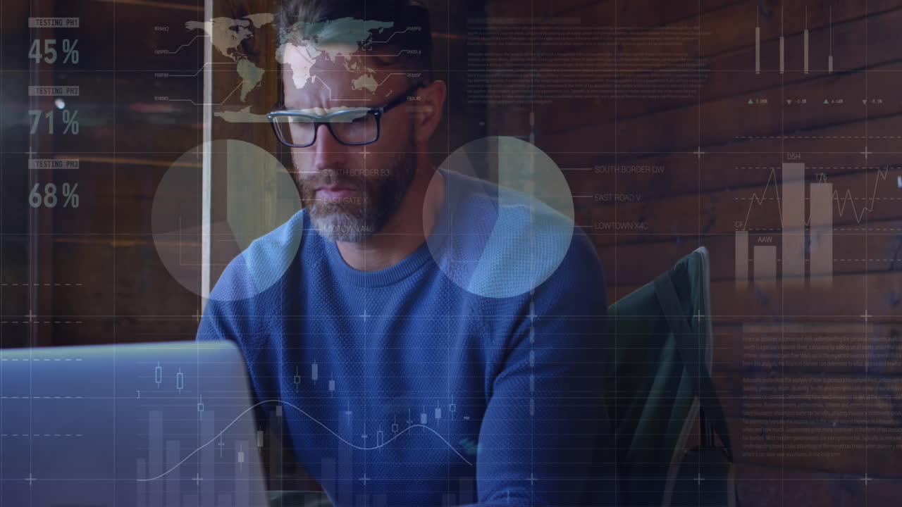 animación de la interfaz infográfica sobre el hombre caucásico enfocado trabajando en la computadora portátil