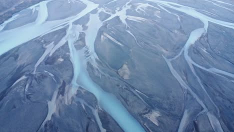 自然の中の川の河口の空から眺める