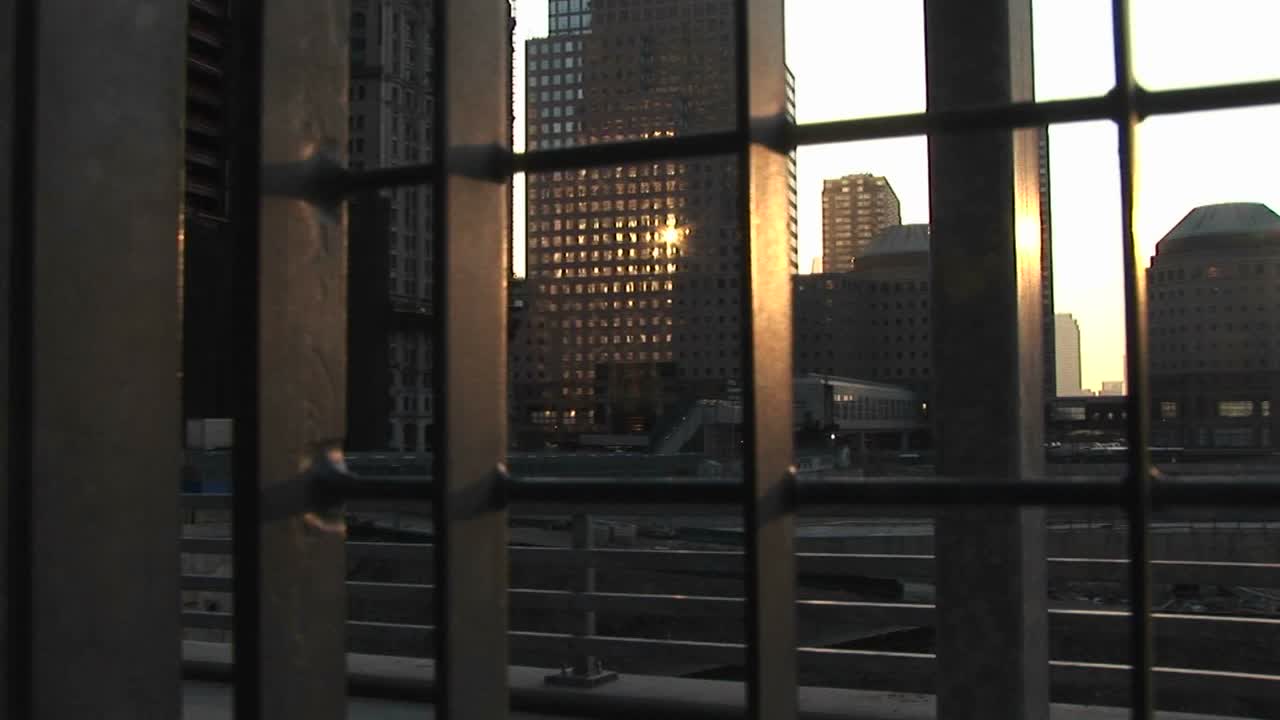 La luz del sol se refleja en las ventanas de edificios de oficinas de gran altura.