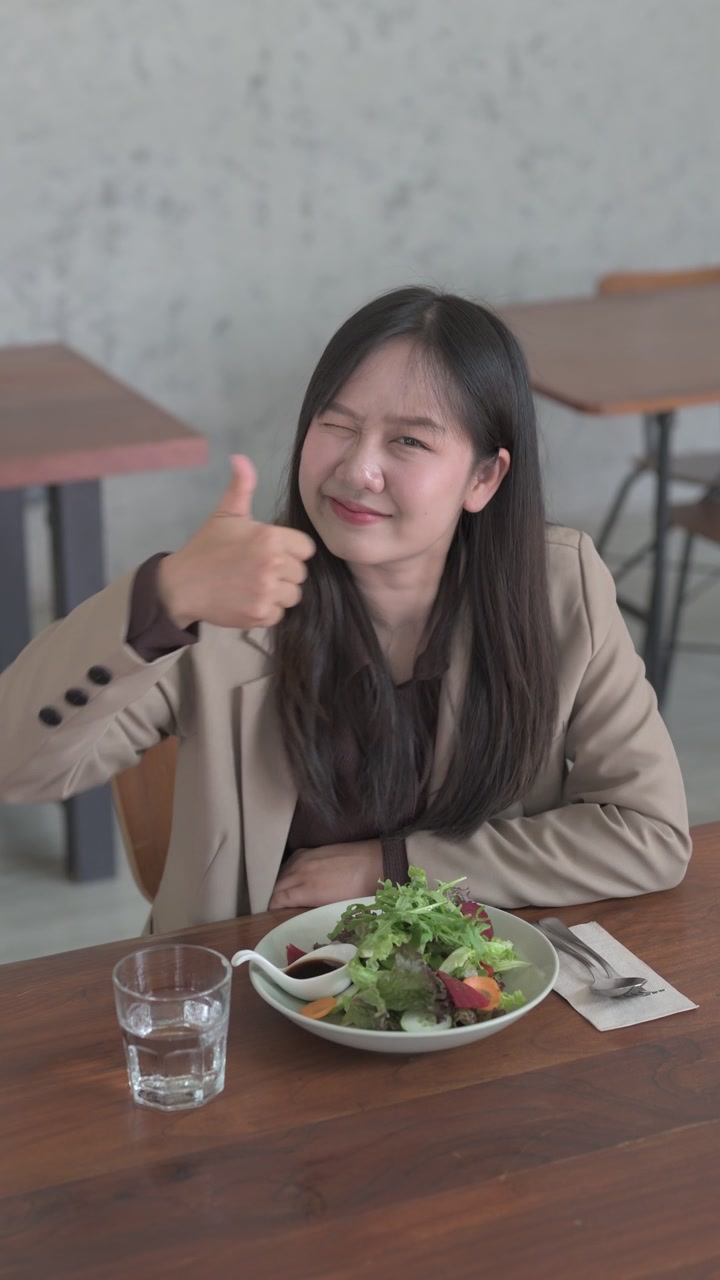 Profesional Wanita Asia Ceria Merekomendasikan Makan Siang Salad Sehat.