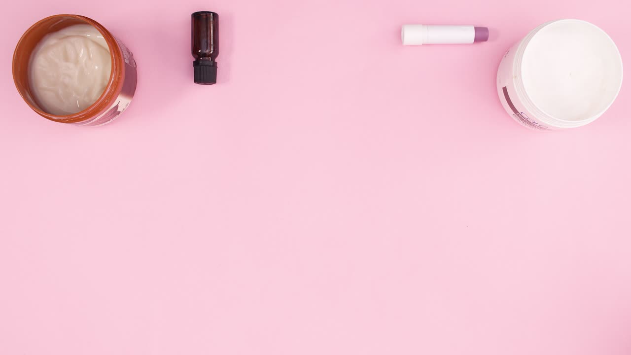 los productos para el cuidado de la piel aparecen en tema rosa pastel.