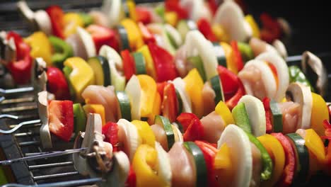 Bunte-Und-Leckere-Gegrillte-Schaschliks-Auf-Dem-Sommergrill-Im-Freien