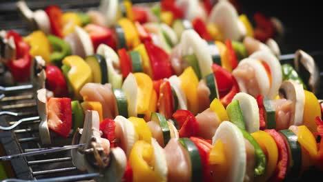 shashliks a la parrilla coloridos y sabrosos en una barbacoa de verano al aire libre
