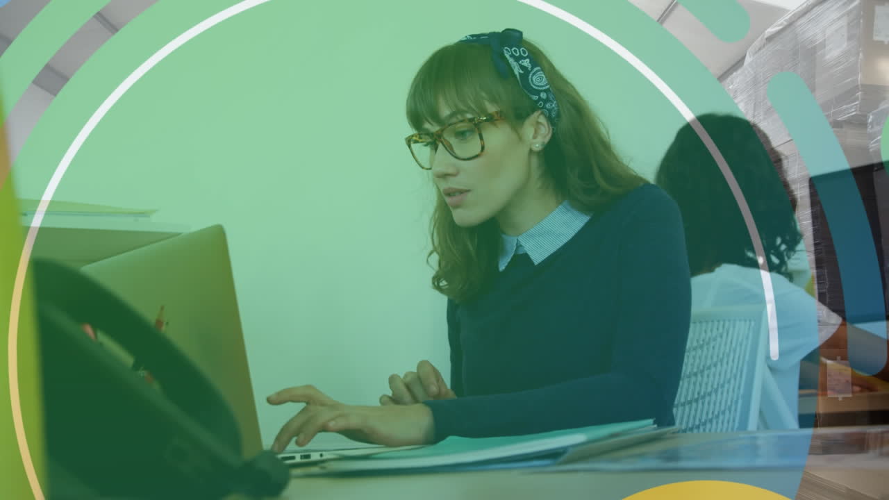 사무실에서 다양한 사업가들에 대한 모양의 애니메이션