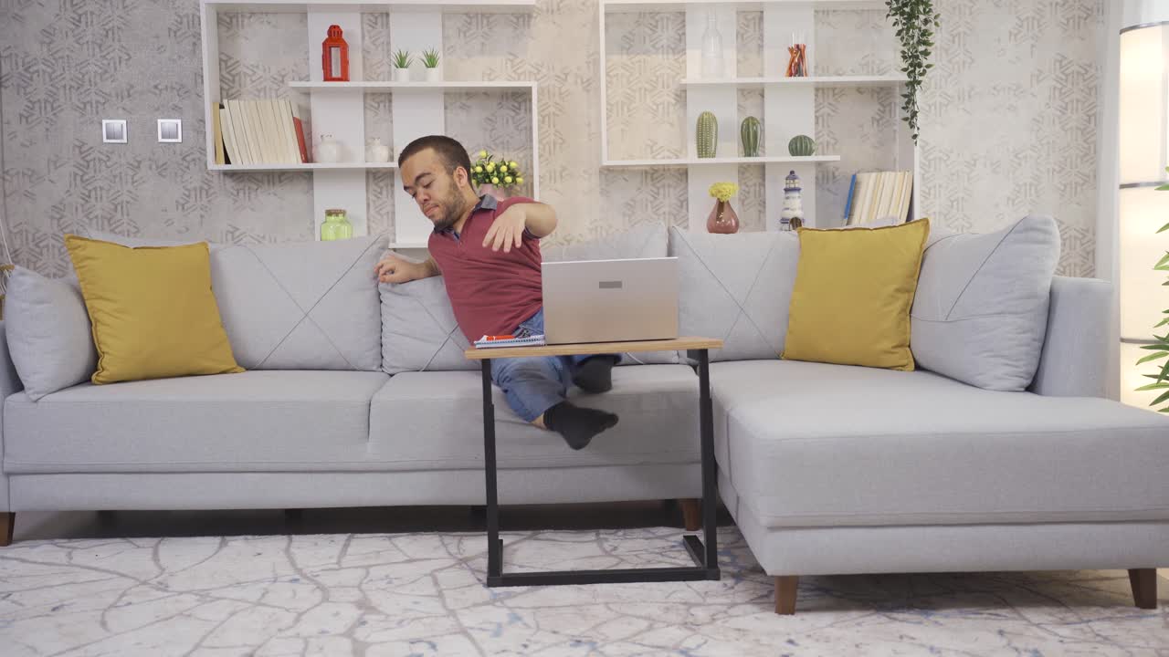 молодой человек-карлик-инвалид, работающий в домашнем офисе, заботится о своей работе.