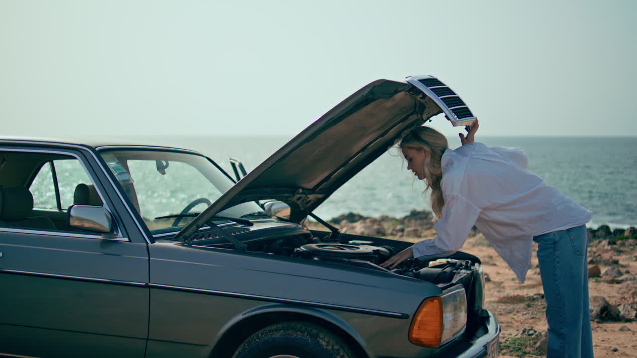 바가에 서있는 여성 차 후드 여름. 금발 모터 오토 검사