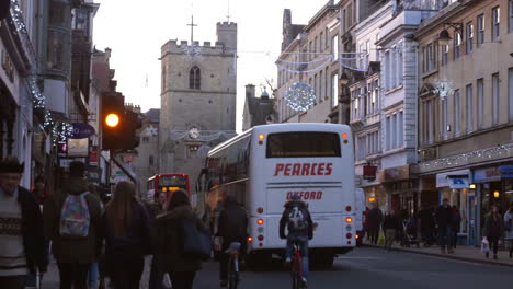 Tiendas-En-El-Centro-De-La-Ciudad-De-Oxford-Con-Adornos-Navideños.