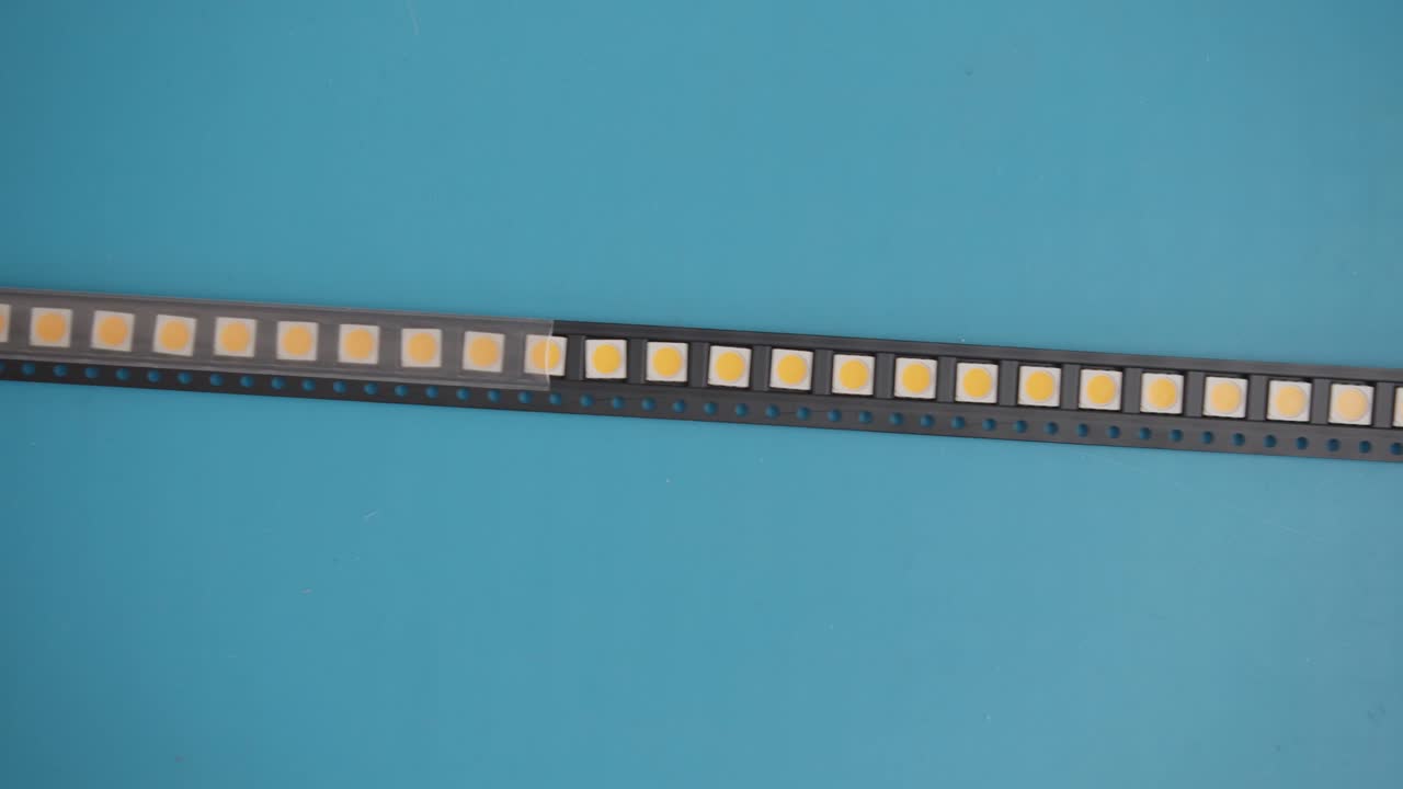 전자 부품의 호일을 손으로 천천히 벗겨냄