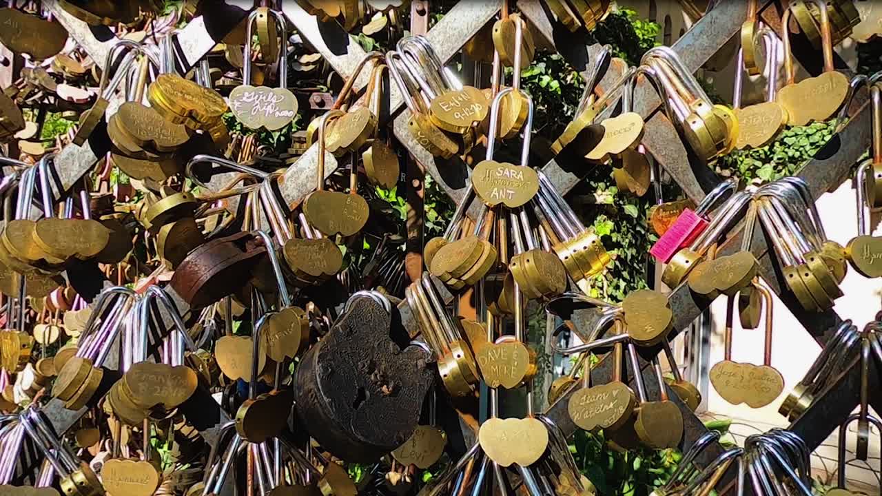 사랑의 자물쇠, 자물쇠는 세계적으로 유명한 tlaquepaque, 예술 및 쇼핑 마을, 세도나, 애리조나 내부의 격자를 장식합니다.