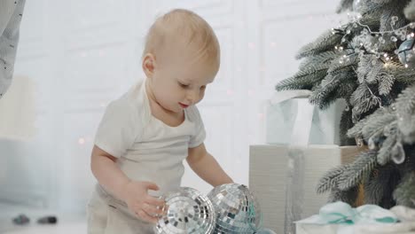 Niño-Pequeño-Jugando-Bolas-De-Espejos-En-La-Sala-De-Estar.-Dos-Niños-Tocando-Bolas-De-Discoteca