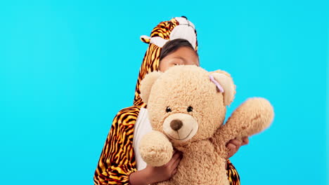 niños, osos de peluche y agitar con una chica