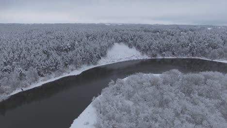 Curva-Del-Río-Neris-Durante-El-Invierno-Cubierto-De-Nieve-1