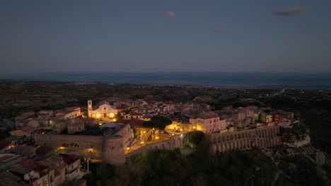castillo de ardore superiore antigua aldea medieval italiana en la región de calabria