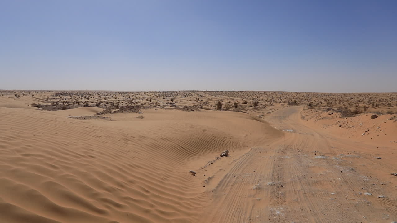 огромное пространство засушливой пустыни джиль в тунисе под чистым голубым небом