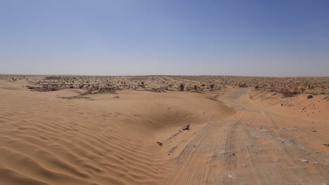 Gran-Extensión-Del-árido-Desierto-De-Jeil-En-Túnez-Bajo-Un-Cielo-Azul-Claro