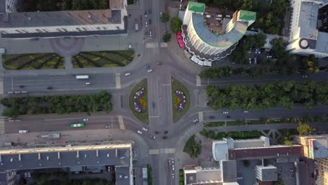 vista aérea de una intersección de la ciudad con rotonda y paisajismo exuberante