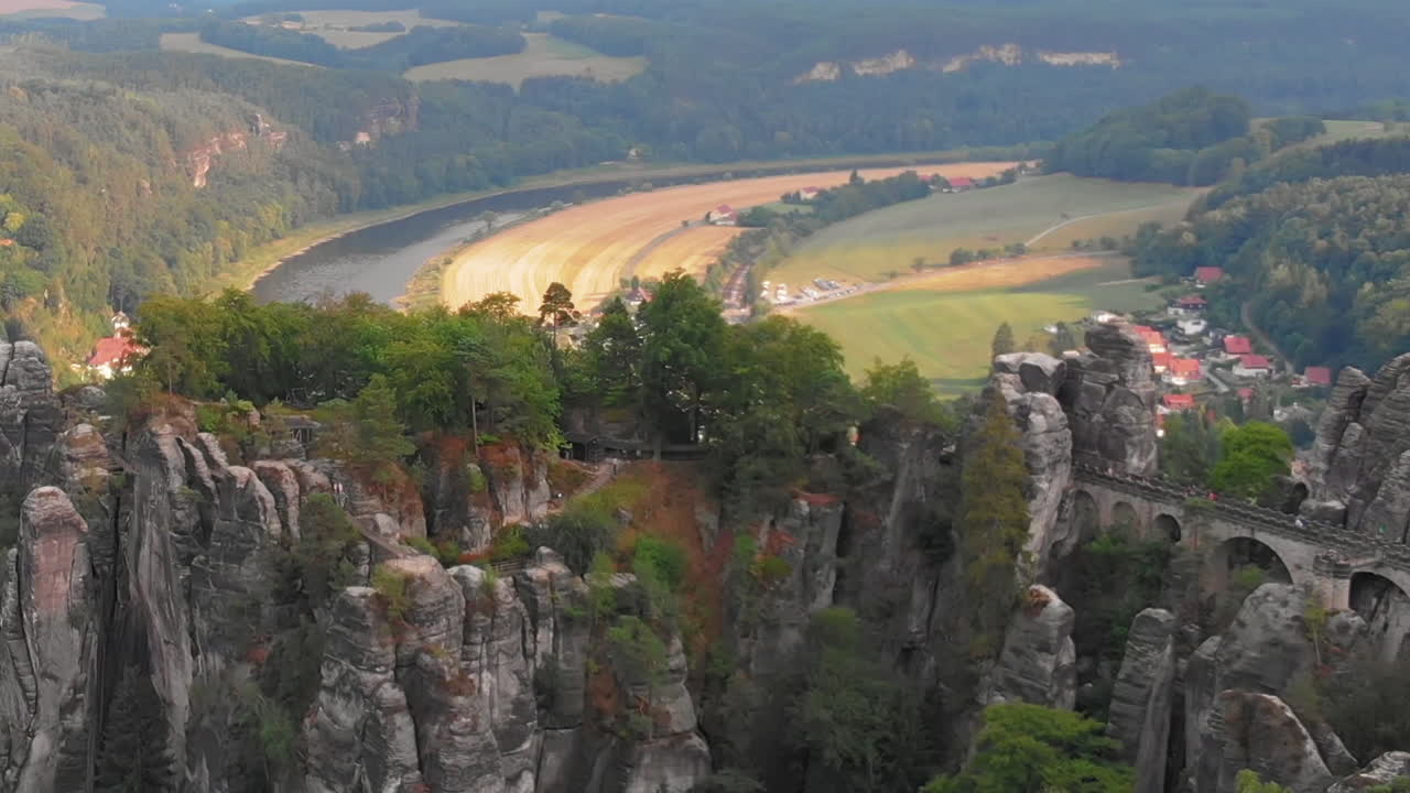 vista aérea del puente bastei de suiza sajona, bad schandau, alemania