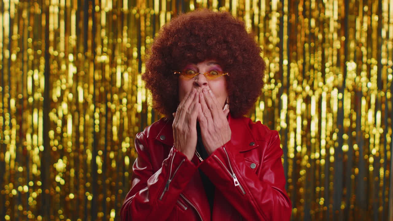 sonriendo romántica sonriendo elegante anciana enviando muchos besos de aire, extrañándote, confesión de amor