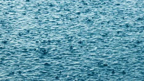 fondo abstracto, gotas de lluvia en el agua