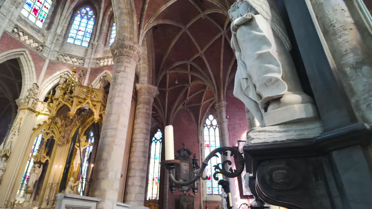 풍부한 건축적 세부 사항, 활기찬 스테인드 글래스 창문, 복잡한 동상, 그리고 내부에 매달린 불을 특징으로하는 놀라운 고 양식의 대성당