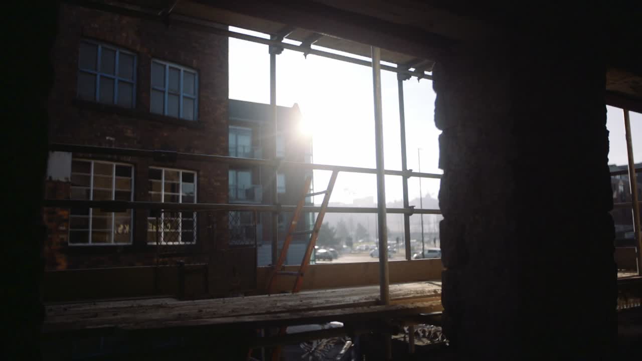 puesta de sol a través de la construcción de edificios