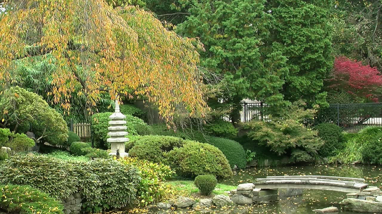 秋の池、塔、太鼓橋のある日本庭園