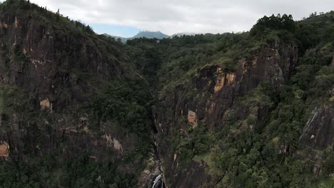 Vista-Aérea-Acercándose-A-Un-Paisaje-Montañoso-Verde,-Sri-Lanka