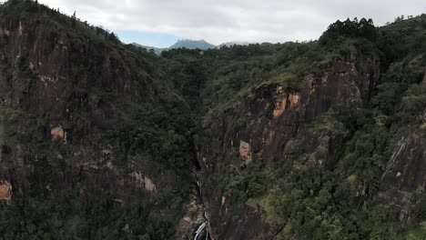 vista aérea acercándose a un paisaje montañoso verde, sri lanka