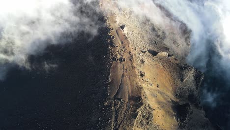 Drohnenaufnahmen-Vom-Gipfel-Des-Piton-Des-Neiges-In-Den-Wolken-Auf-Der-Insel-La-Réunion