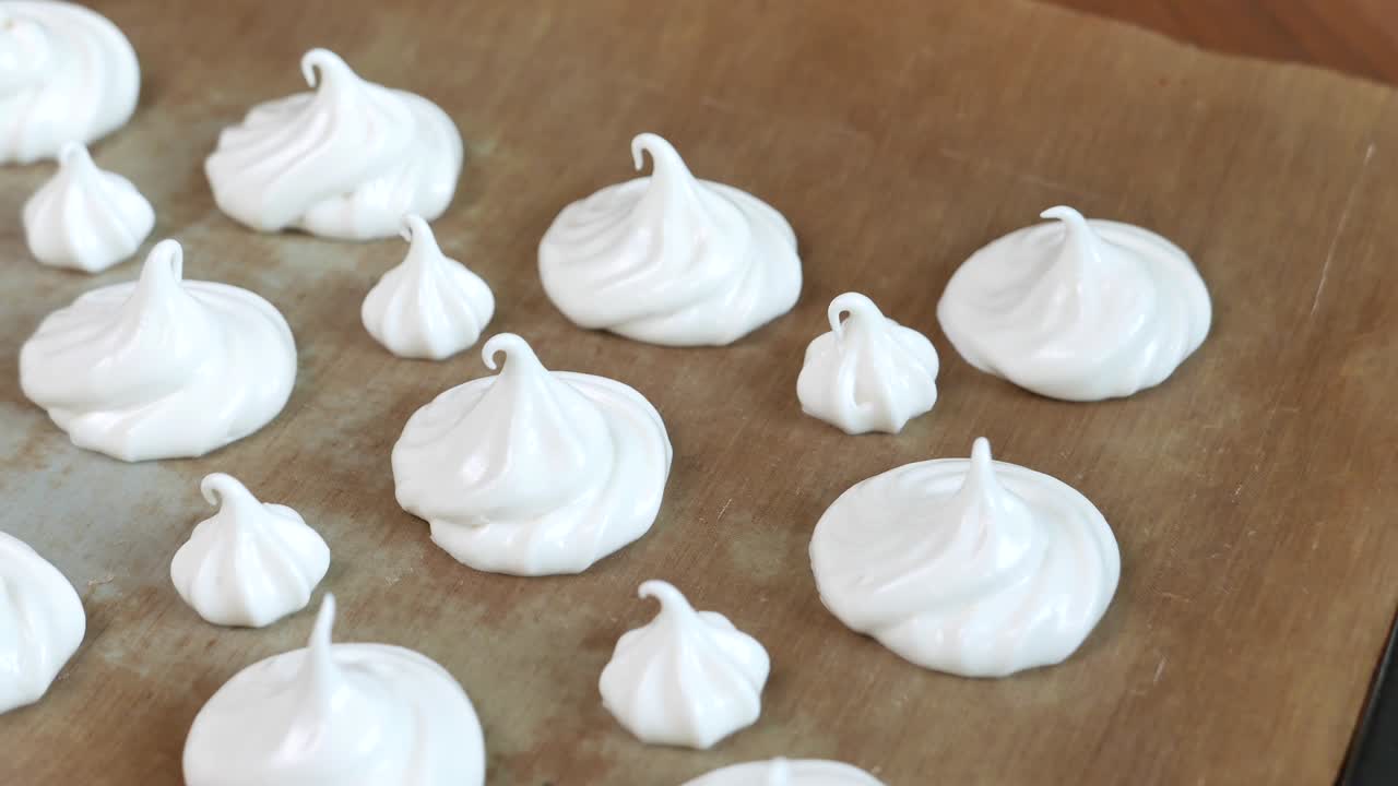 la panadería está haciendo merengue y galletas de postre.