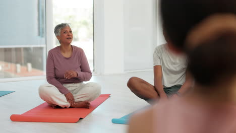 gente, grupo y yoga en la alfombra con hablar